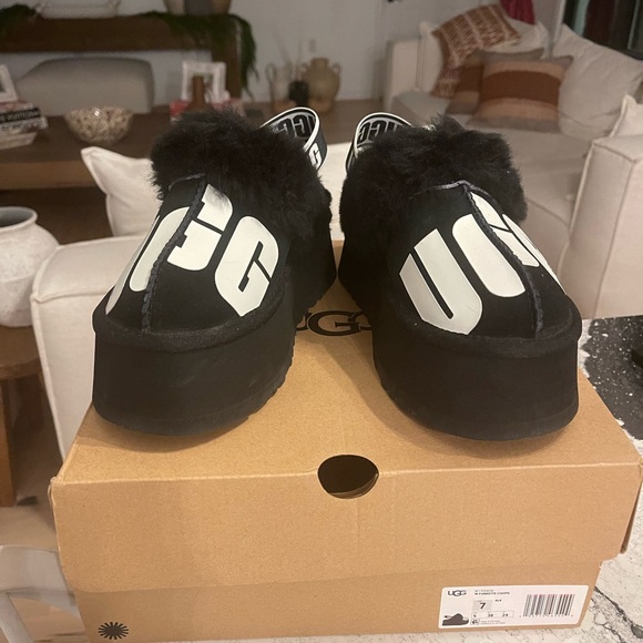 UGG FUNKETTE CHOPD BLACK SLIPPERS - WOMEN'S
UGG Maxi Slide Logo Slippers - Picture 3 of 5